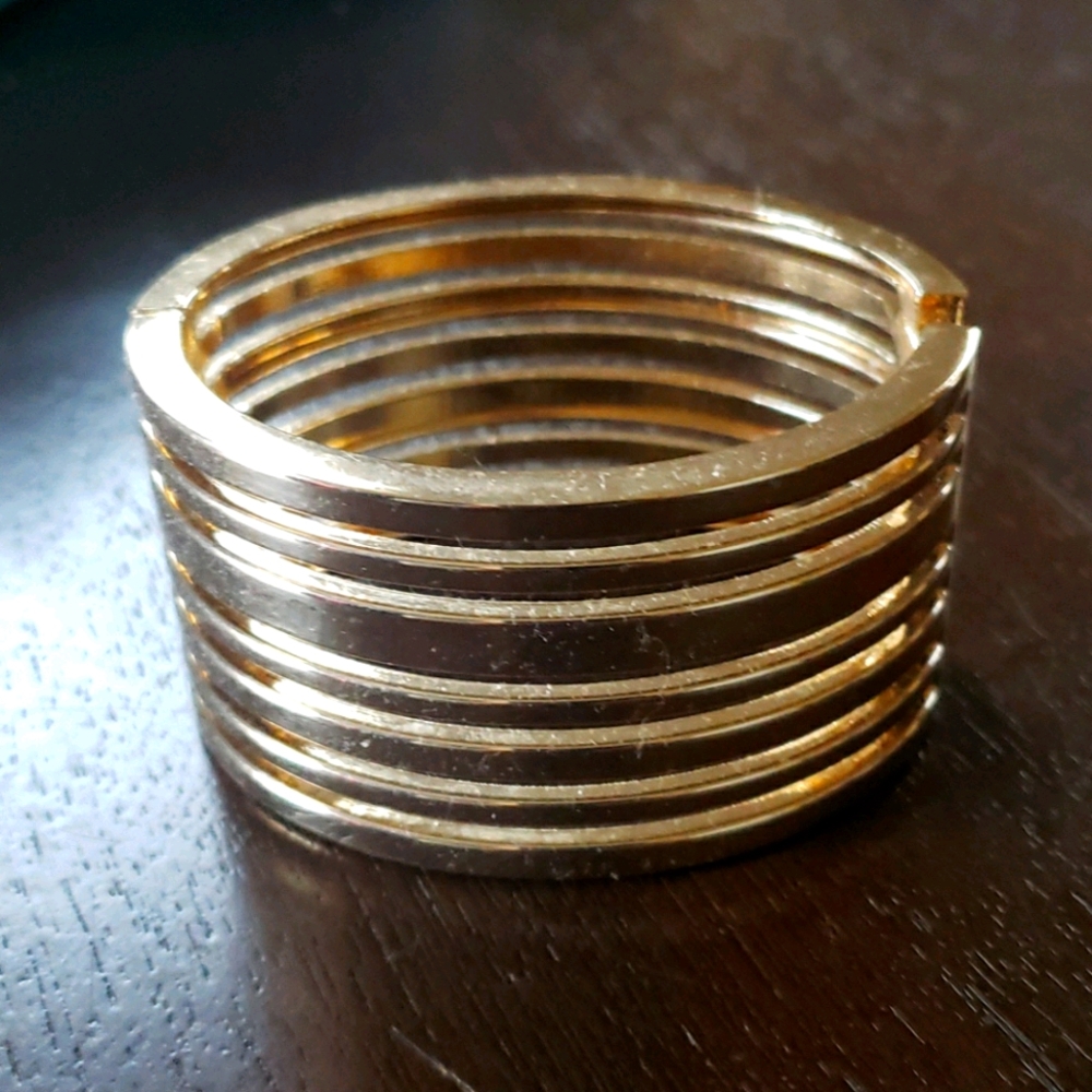 Gold banded braclet